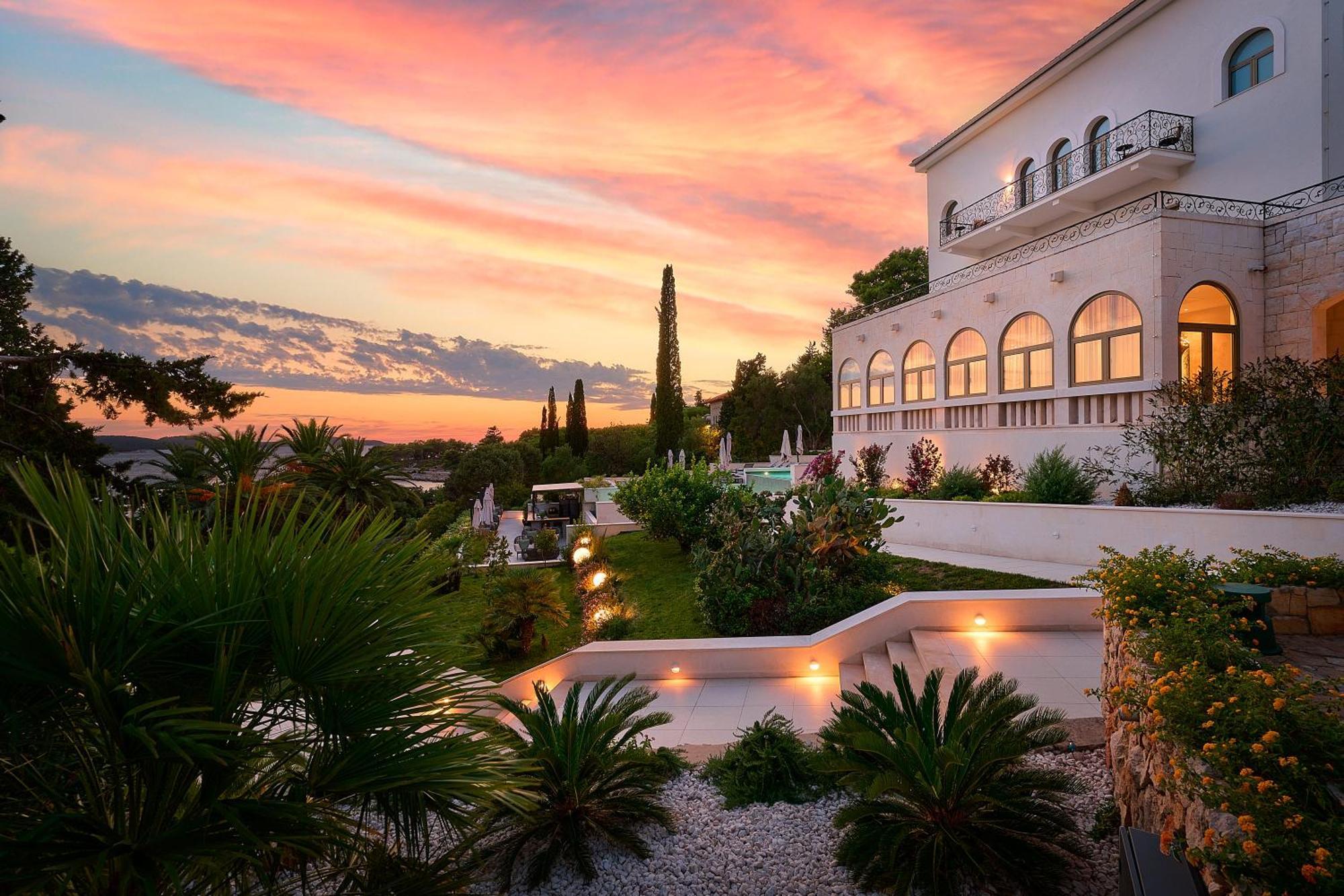 Hotel Moeesy, Blue & Green Oasis Hvar Town Exterior foto